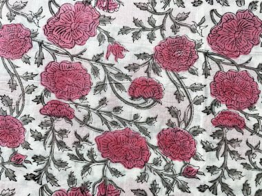 Beyaz pamuk kumaşa basılmış, pembe ve gri renkte Babür çiçekleri.