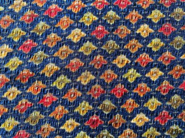 Detaylı çok renkli Babür motiflerinin yakın çekimi koyu mavi şifon kumaşa dijital olarak basılmıştır