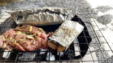 Sokak yemeği, ateşte kızartılmış et, domuz eti tavuk, et ızgarası....,