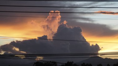 Akşam gökyüzünde güzel bir gün batımı, Gökyüzü ile gün batımı, Gökyüzü