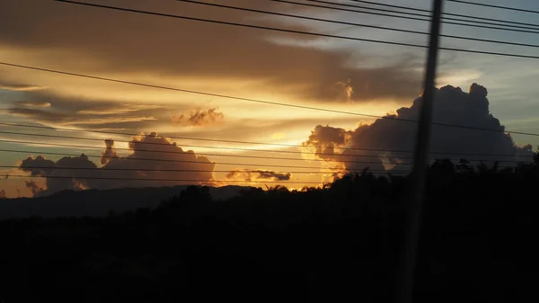 Akşam gökyüzünde güzel bir gün batımı, Gökyüzü ile gün batımı, Gökyüzü