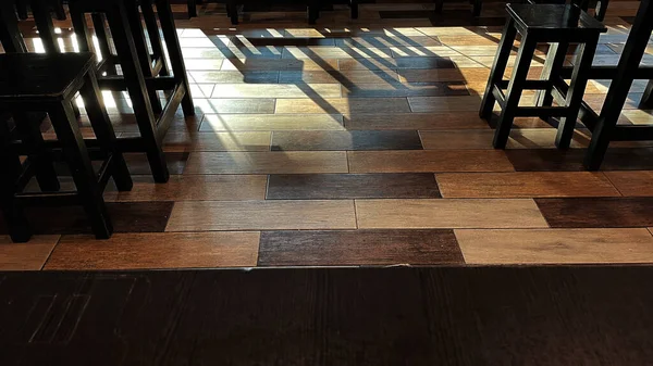 Duvarda ağaç gölgesi olan güneş ışığı, Gölge yerleştirme, 