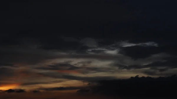 Akşam gökyüzünde güzel bir gün batımı, Gökyüzü ile gün batımı, Gökyüzü Arkaplanı