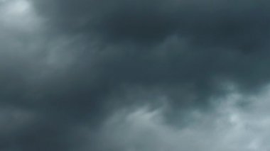 Karanlık bulut gökyüzü zaman atlamalı