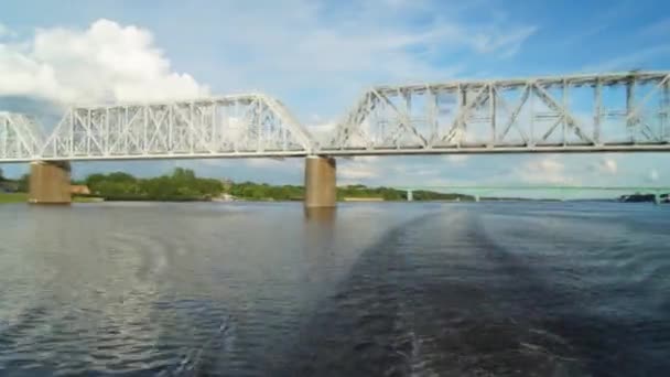 Hajókirándulás a híd alatt — Stock videók