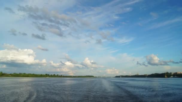 Paseo en barco bajo el puente — Vídeos de Stock