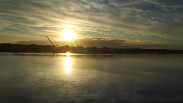 Coucher de soleil sur la rivière — Video