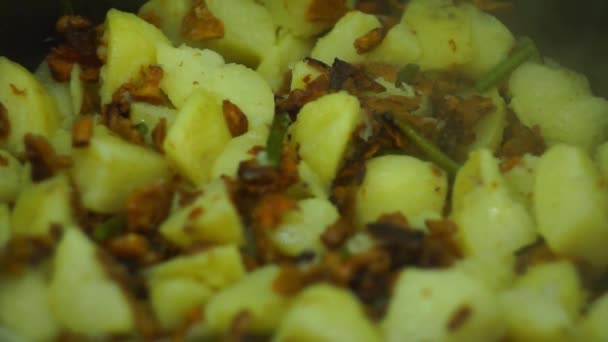 Смажена картопля з лисичками — стокове відео