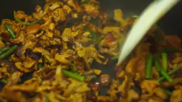煎锅搅拌油炸鸡油菌 — 图库视频影像