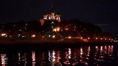 Nehir gece Yaroslavl şehir manzarası