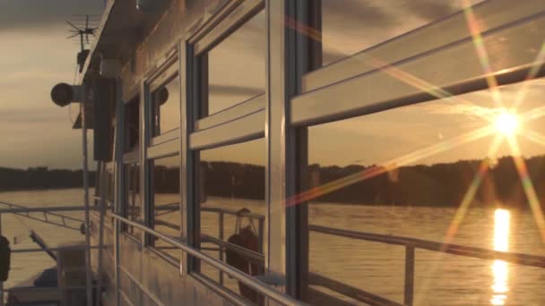 Zonsondergang weerspiegeling Windows — Stockvideo