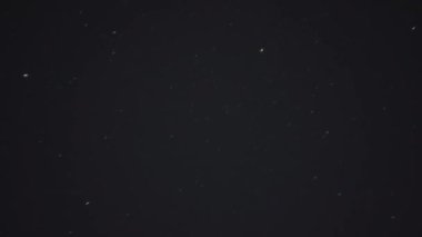 Yıldızlı gece gökyüzü güneş doğmadan zaman atlamalı önce