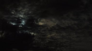 Gece bulutlar ay zaman atlamalı