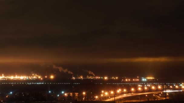 Obrzeżach przemysłowe miasto w nocy — Wideo stockowe