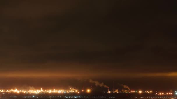 在晚上的炼油厂 — 图库视频影像