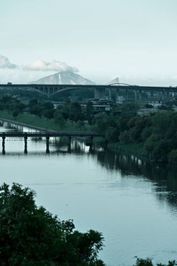 Dongshan Nehri 'nin dolambaçlı görüntüsü yükseldi. Köprü geçidi ve Yilan İlçesi Ekolojik Mavna' nın uzak kaplumbağa şekilli Guishan Adası simgesi..