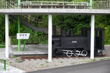 Yilan, Tayvan - 27 Eylül 2025: Eski kapatılmış Luodong Orman Demiryolu Pobuwo İstasyonu Sanxing Township, Tayvan 'da siyah buharlı lokomotif gösterimi.