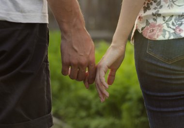 Erkek ve kız çocuk el tutulur.