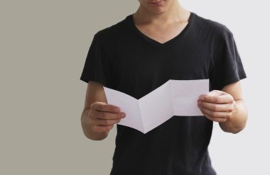 Adam boş beyaz el ilanı broşür kitapçık okuma. Broşür sunumu. Broşür el ele tutuşsun. Adam Haritayı açık ofset kağıt. Sayfa şablonu.