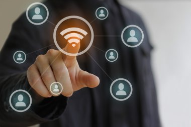 Wifi simgesine basarak siyah iş adam. Sosyal ağ simgesini