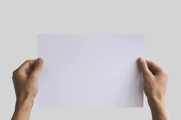 Χέρι εκμετάλλευση Α4 χαρτί στο χέρι. Παρουσίαση οδηγιών. Φυλλάδιο άνθρωπος χέρι. Ατομική μετατόπιση χαρτί. Φύλλο με το πρότυπο. Βιβλίο στα χέρια. Φυλλάδιο πτυσσόμενα σχεδίασης. Διπλώστε το χαρτί οθόνη φύλλο Διαβάστε. — Φωτογραφία Αρχείου