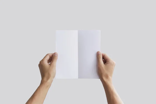 Boş broşür kitapçık elinde tutan el. Broşür sunumu. Broşür elini adam. Adam gösterisi kağıt ofset. Sayfa şablonu. Elinde kitap. Kitapçık katlama tasarım. Okuyun kağıt sayfası göstermek kat.