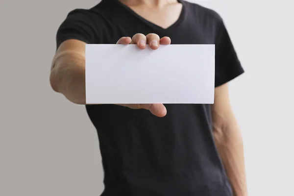 Adam gösteren boş beyaz el ilanı broşür kitapçık. Broşür sunumu. Broşür el ele tutuşsun. Adam Haritayı açık ofset kağıt. Sayfa şablonu. Kitapçık tasarım sayfası ekran okuma ilk kişi.