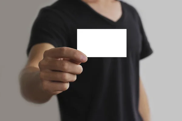 Homem oferecendo cartão branco, isolado sobre fundo cinza — Fotografia de Stock