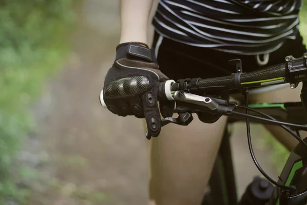 Ung flicka på cykel i handskar — Stockfoto