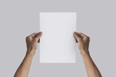 A4 kağıt elinde tutan el. Broşür sunumu. Pamphle