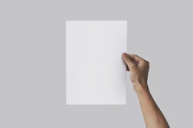 A4 kağıt sağ elinde tutan sağ el. Broşür presentat