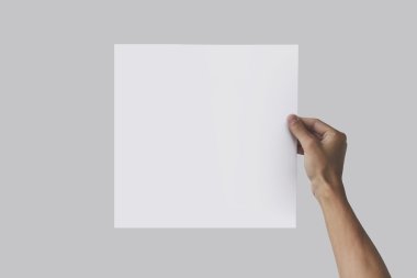 Kare kağıt sağ elinde tutan sağ el. Broşür prese