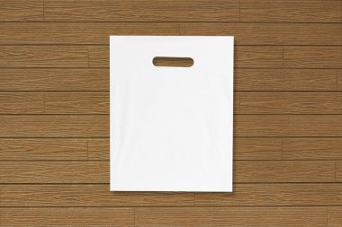 Boş plastik torba kadar sahte ahşap zemin üzerinde. Boş beyaz polyethyl