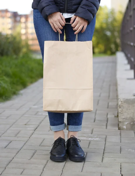 Chica sosteniendo compras ecológicas con bolsa de papel en las manos . —  Fotos de Stock