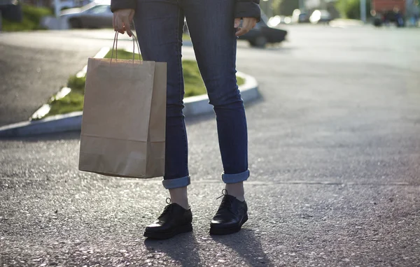 Menina segurando compras ecológicas com saco de papel na mão . — Fotografia de Stock