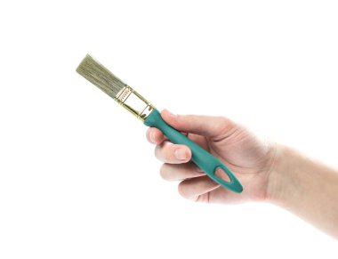Boya fırçası tutan bir el. Kapatın. Beyaz bir arkaplanda izole edilmiş.