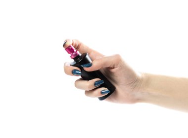 Elinde siyah ve pembe bir şişe Eau de Tuvalet var. Kapatın. Beyaz bir arkaplanda izole edilmiş.