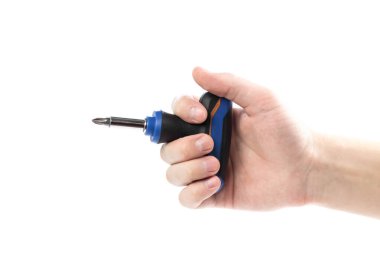 T şeklinde bir tornavida tutan bir el. Yakın plan. Beyaz bir arkaplanda izole edilmiş.