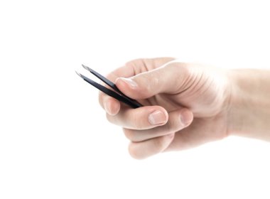 Elinde siyah cımbız var. Kapatın. Beyaz bir arkaplanda izole edilmiş.