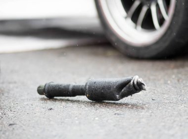 Arka teker çekişli bir arabadan kırık bir vibratör. Araba arızası.