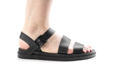 Siyah deri kadın sandaletleri. Kapatın. Beyaz bir arkaplanda izole edilmiş.