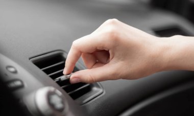 El arabadaki klimayı ayarlar. Tamam mı? Kapat..