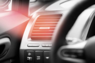 Sıcak hava arabadaki havalandırmadan geliyor. Kapat..