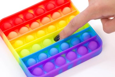 El basıyor, patlıyor. Kapatın. Beyaz bir arkaplanda izole edilmiş.