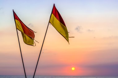 Kırmızı ve sarı beach Emanet bayrakları