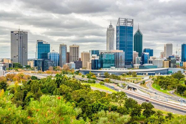 Perth Cidade Com Modernos Edifícios Vidro Elevando Acima Auto Estrada — Fotografia de Stock