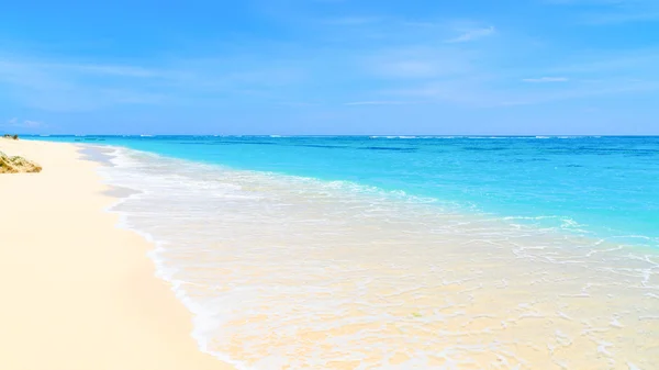 Волна, омывающая песок на тропическом белом песке . — стоковое фото