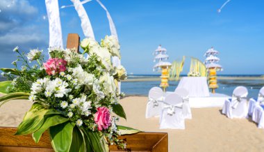 Çiçek ve (olmadan Konuklar) bir oturma düzeni kurulum tören öğleden sonra için hazır.