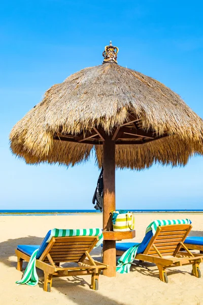 Sunshade and recliner chair on a exotic tropical beach in Bali, Indonesia. — Stock Photo, Image