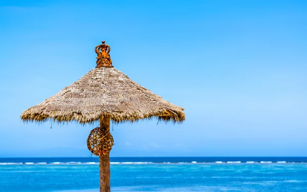 Sunshade and recliner chair on a exotic tropical beach in Bali, Indonesia. — Stock Photo, Image